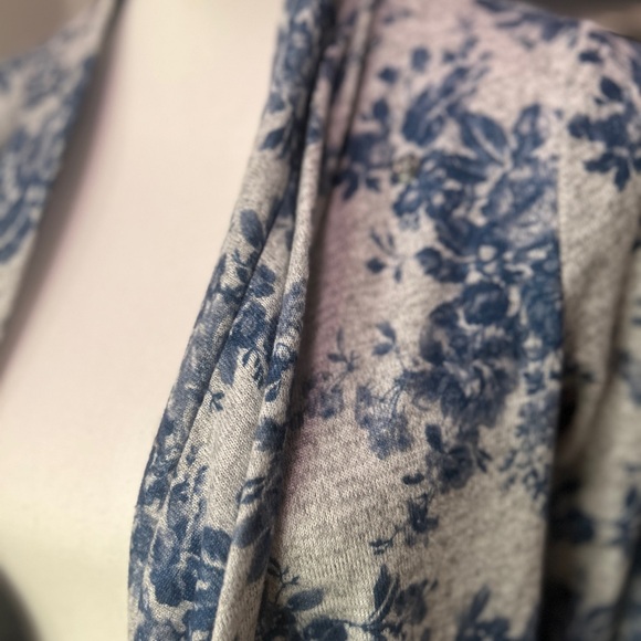 👩🏽🍼BEST NURSING SWEATER EVER. Size M Jessica Simpson. Multiple ways to wear. - Picture 15 of 15